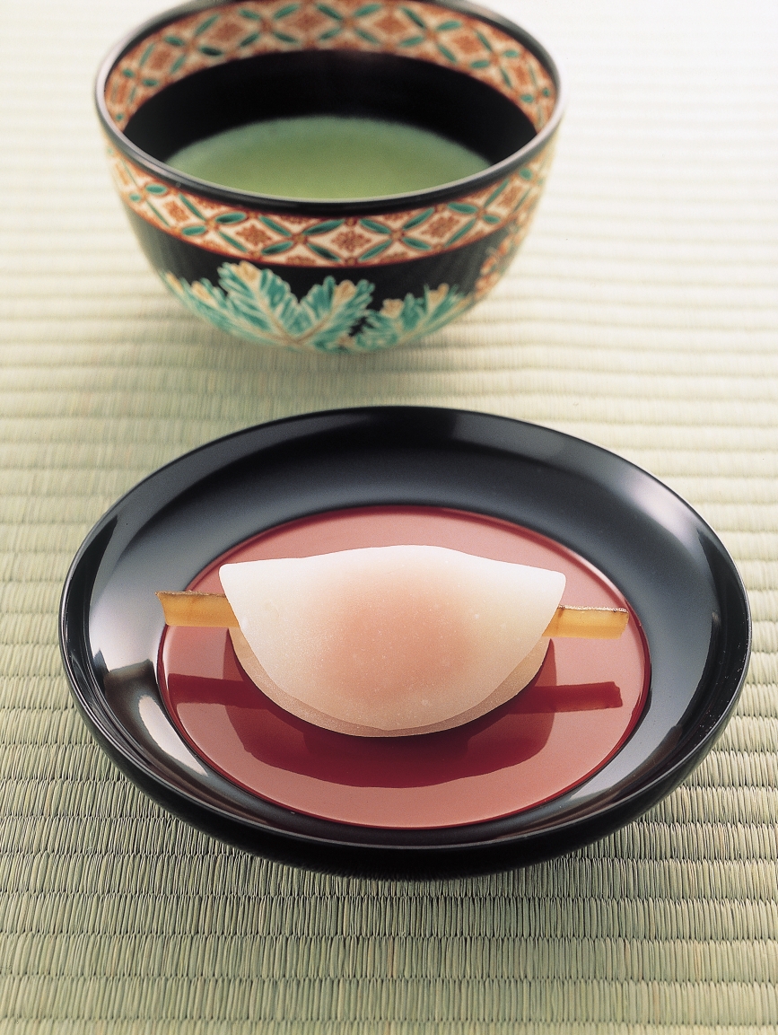 新春を彩る和菓子「花びらもち」── その由来と今に受け継がれるかたち